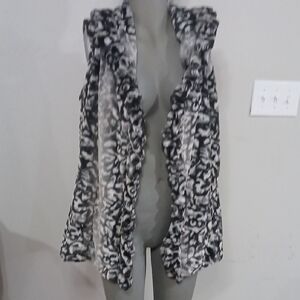 New Directions Black and White Patterned Vest